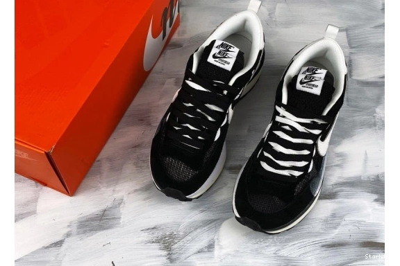 sacai Vaporwaffle White Black CV1363-001 Nike 0129